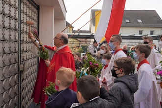 . Ein bewegender und spannender Moment: Nach dem Hammerschlag öffnen sich die Kirchportale für den Einzug 